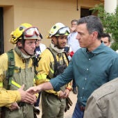 El presidente del Gobierno, Pedro Sánchez, saluda a los bomberos que han trabajado en la extinción del incendio forestal de la Sierra de la Culebra