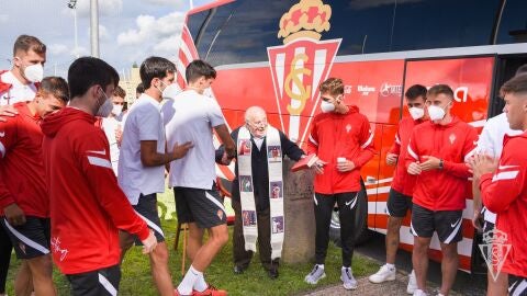 Fernando Fueyo junto a jugadores del Sporting de Gij&oacute;n