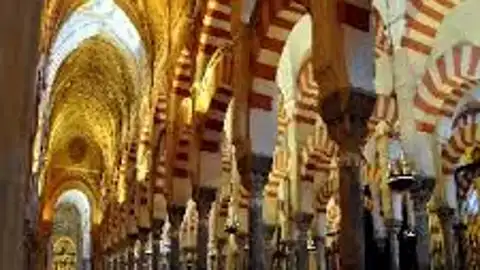 Interior de la Mezquita-Catedral de Córdoba Interior de la Mezquita-Catedral de Córdoba