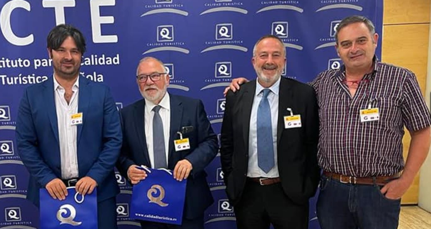 Llanes y Ribadesella recogieron los distintivos de "Q" de calidad para sus playas Llanes y Ribadesella recogieron los distintivos de "Q" de calidad para sus playas