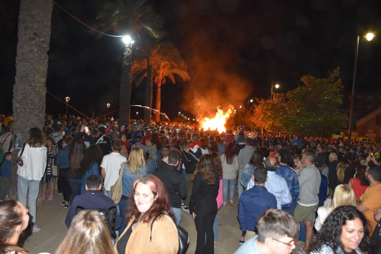 Centenares de personas recuperan la tradicional Noche de San Juan Centenares de personas recuperan la tradicional Noche de San Juan