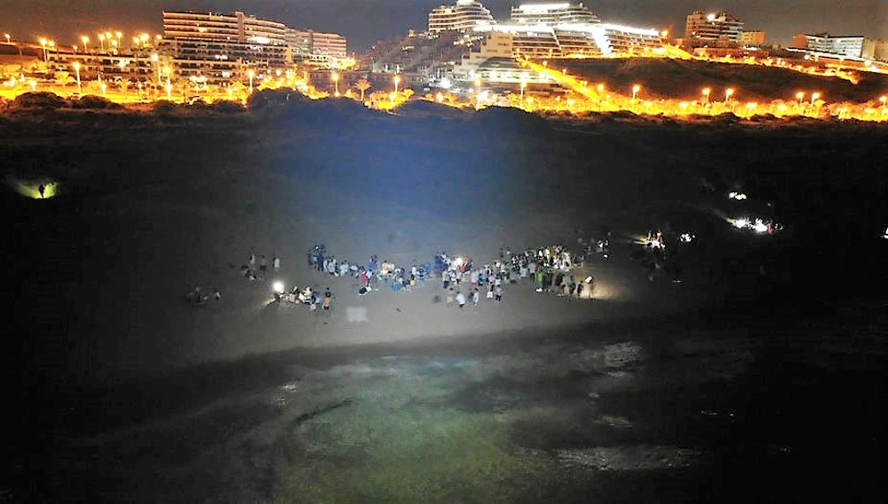 Imagen captada por un dron de la Policía Local de Elche en la playa de Arenales del Sol en la noche de San Juan 2022.