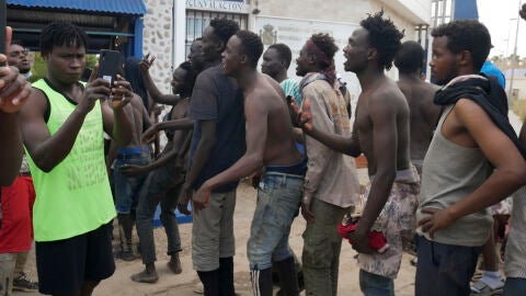 M&aacute;s de 500 subsaharianos entran en Melilla en el primer salto a la valla desde el giro de S&aacute;nchez con Marruecos