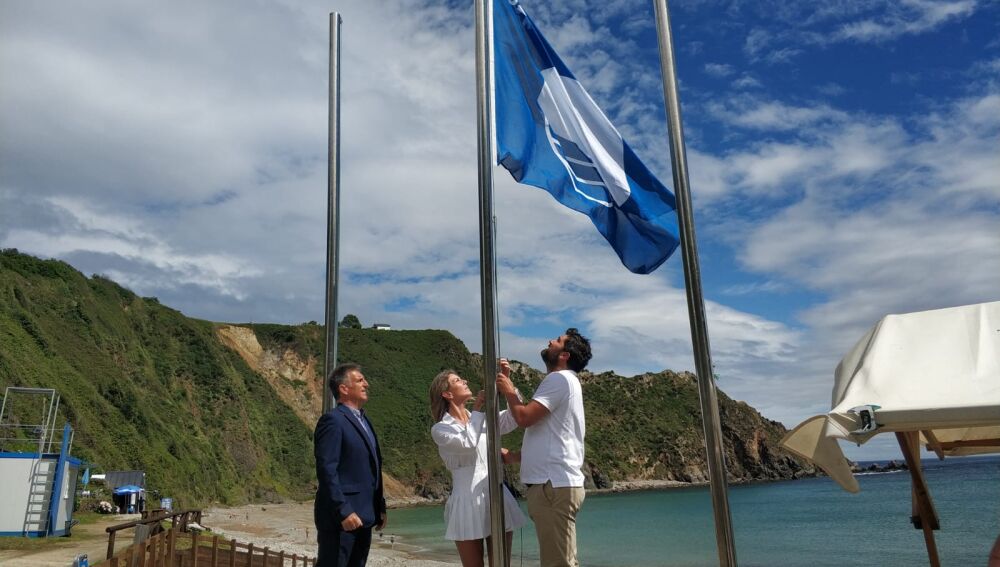 Izado de la bandera azul en la playa de Cadavedo.