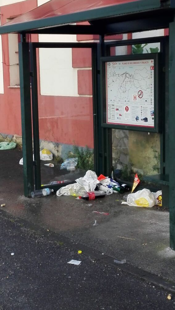 Basura en las calles de Gijón tras la noche de San Juan