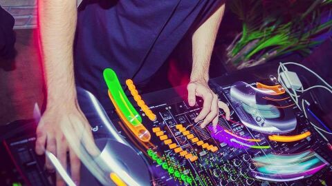El DJ, la pieza clave de las fiestas de Marbella