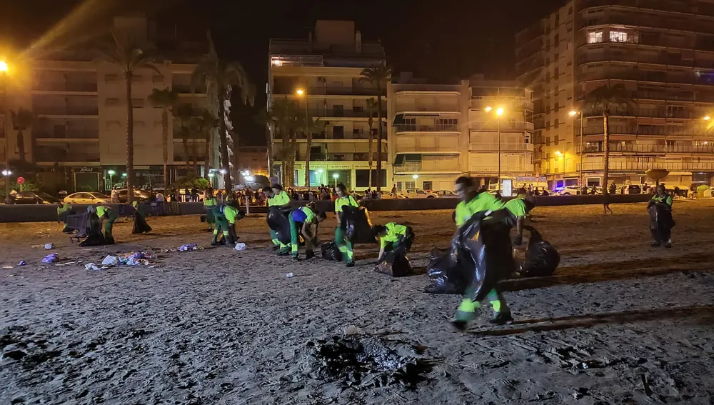 Operarios de limpieza del Ayuntamiento de Santa Pola limpiando una de las playas de la localidad en la la noche de San Juan 2022. Operarios de limpieza del Ayuntamiento de Santa Pola limpiando una de las playas de la localidad en la la noche de San Juan 2022.