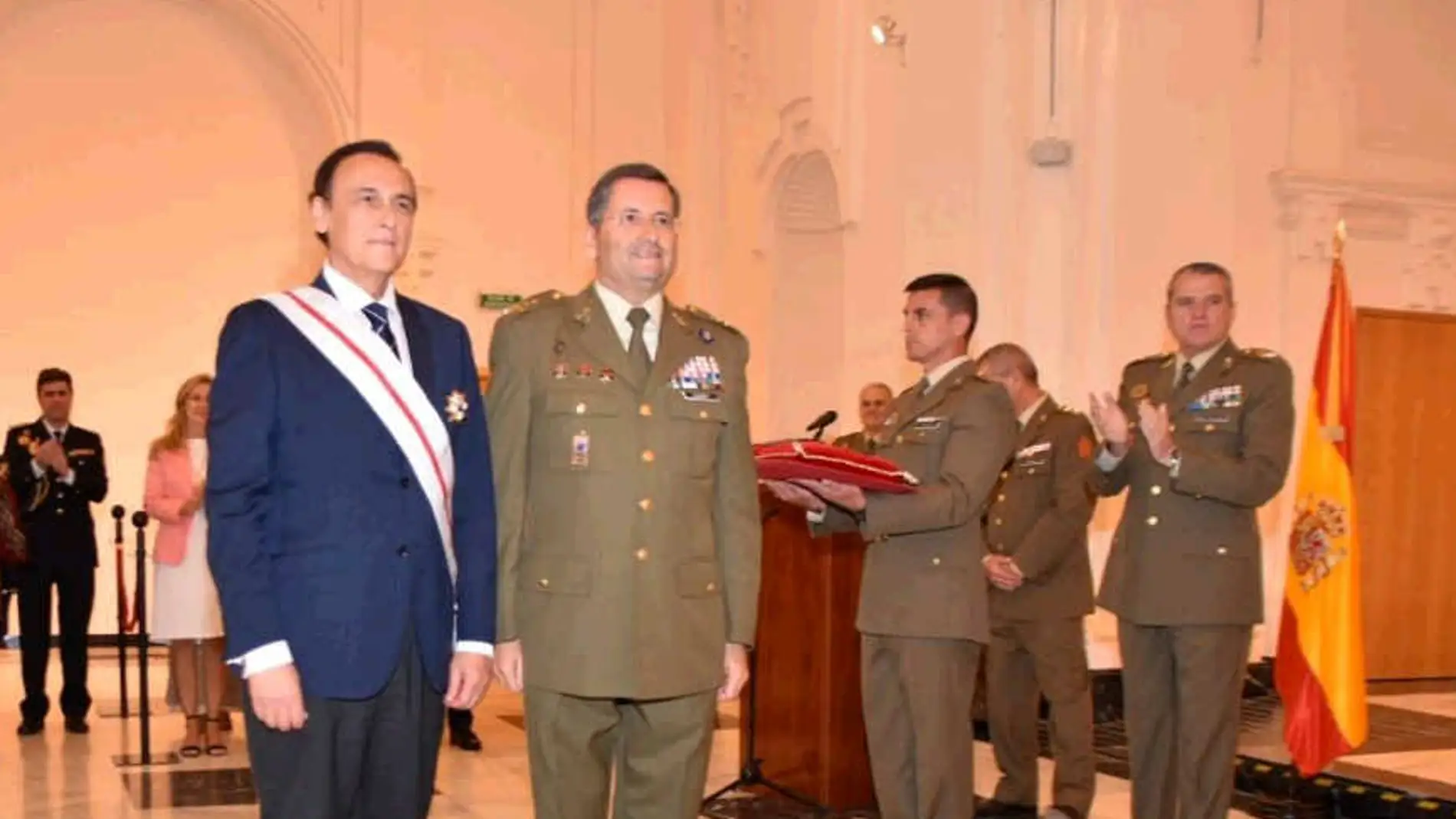 El Rector de la UCO condecorado con la Gran Cruz del Mérito Militar
