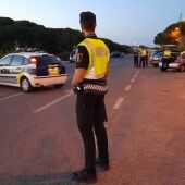 Control de la Policía Local de Elche en los Arenales del Sol en la noche de San Juan de 2022.