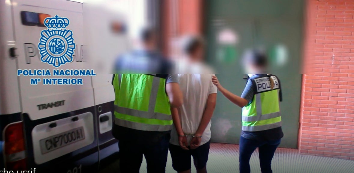 La Policía Nacional detiene en Elche a cinco personas por pagar a una menor de edad por vídeos de contenido sexual y encuentros físicos La Policía Nacional detiene en Elche a cinco personas por pagar a una menor de edad por vídeos de contenido sexual y encuentros físicos