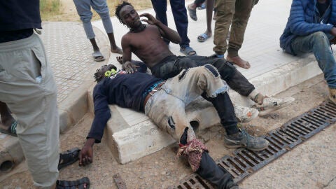 Imagen de archivo de migrantes tras el intento de salto masivo a la valla de Melilla