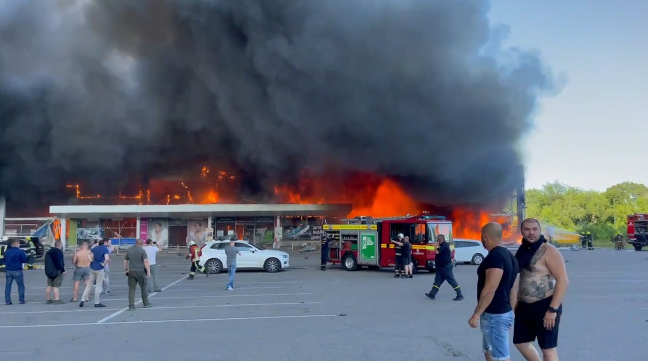 Rusia ataca un centro comercial con más de mil personas en Kremenchuk Rusia ataca un centro comercial con más de mil personas en Kremenchuk