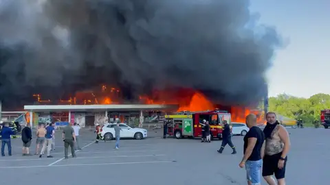 Un centro comercial de Kremenchuk, en llamas tras un ataque ruso