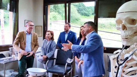 Una imagen de la visita a la sala del practicante en Bimenes