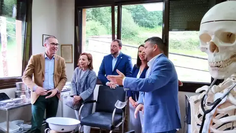 Una imagen de la visita a la sala del practicante en Bimenes Una imagen de la visita a la sala del practicante en Bimenes