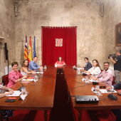 La presidenta del Govern  Y el conseller de Model Econòmic, Turisme i Treball, Iago Negueruela, en la reunión del Plan de Lucha contra la Precariedad Laboral