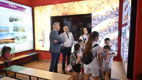 Jesús Martín, alcalde de Valdepeñas, y José Antonio Sánchez Elola, concejal de Medioambiente, en la inauguración del Aula de la Naturaleza Jesús Martín, alcalde de Valdepeñas, y José Antonio Sánchez Elola, concejal de Medioambiente, en la inauguración del Aula de la Naturaleza