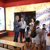 Jesús Martín, alcalde de Valdepeñas, y José Antonio Sánchez Elola, concejal de Medioambiente, en la inauguración del Aula de la Naturaleza Jesús Martín, alcalde de Valdepeñas, y José Antonio Sánchez Elola, concejal de Medioambiente, en la inauguración del Aula de la Naturaleza