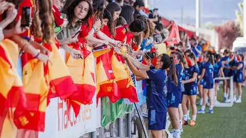 Las jugadoras de la selección española firman autógrafos en la Ciudad del fútbol