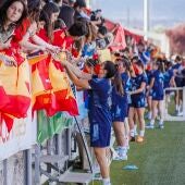 Las jugadoras de la selección española firman autógrafos en la Ciudad del fútbol
