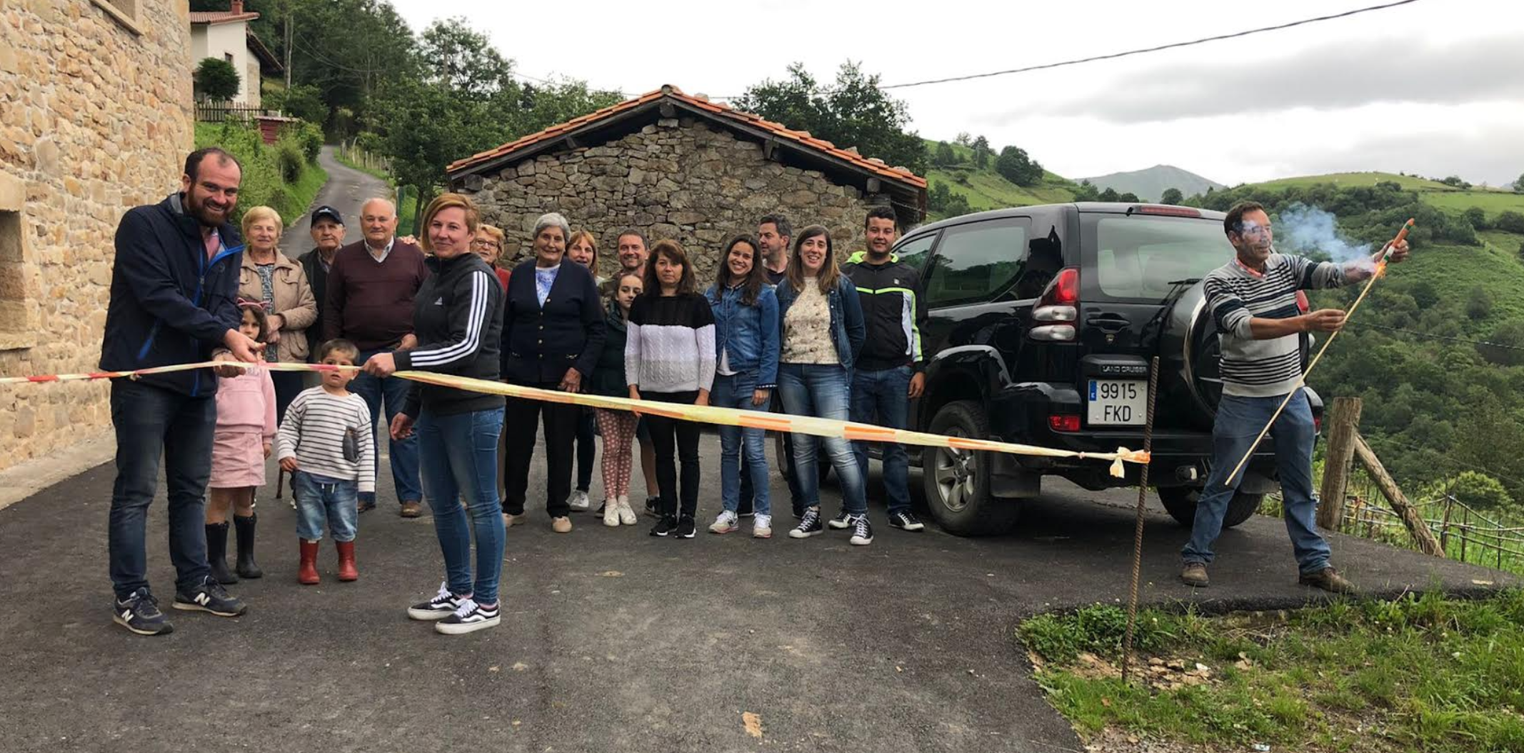Los vecinos de La Vallina en Piloña festejaron la inauguración de su carretera Los vecinos de La Vallina en Piloña festejaron la inauguración de su carretera