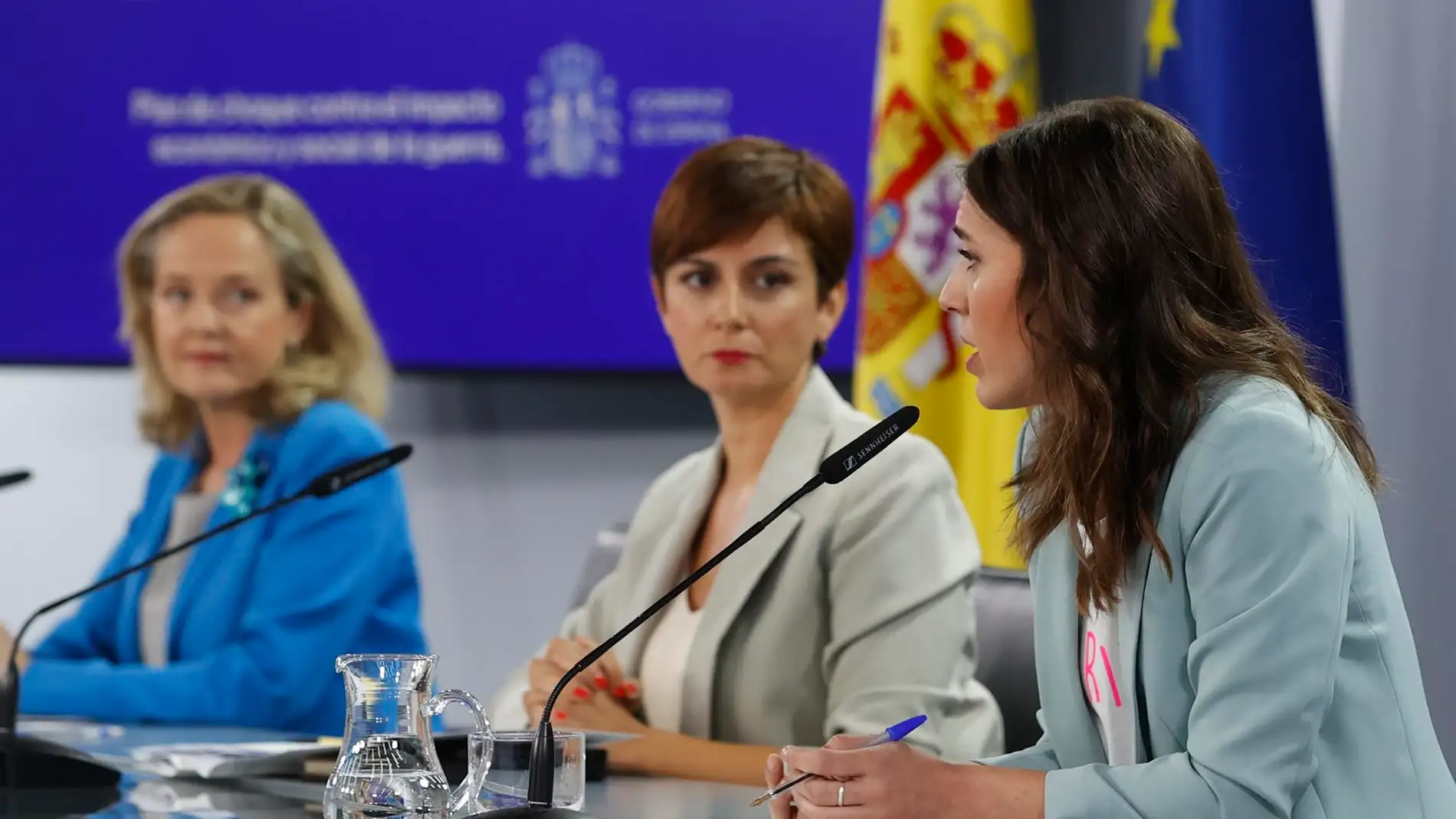 Nadia Calviño, Isabel Rodríguez e Irene Montero en la rueda de prensa posterior al Consejo de Ministros