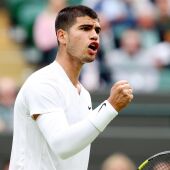 Carlos Alcaraz celebra su victoria en la primera ronda de Wimbledon 2022