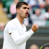 Carlos Alcaraz celebra su victoria en la primera ronda de Wimbledon 2022 Carlos Alcaraz celebra su victoria en la primera ronda de Wimbledon 2022