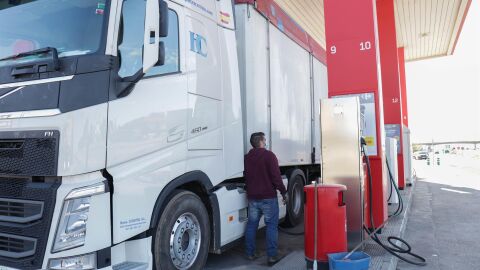 Un camionero repostando combustible