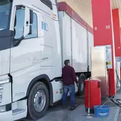 Un camionero repostando combustible Un camionero repostando combustible