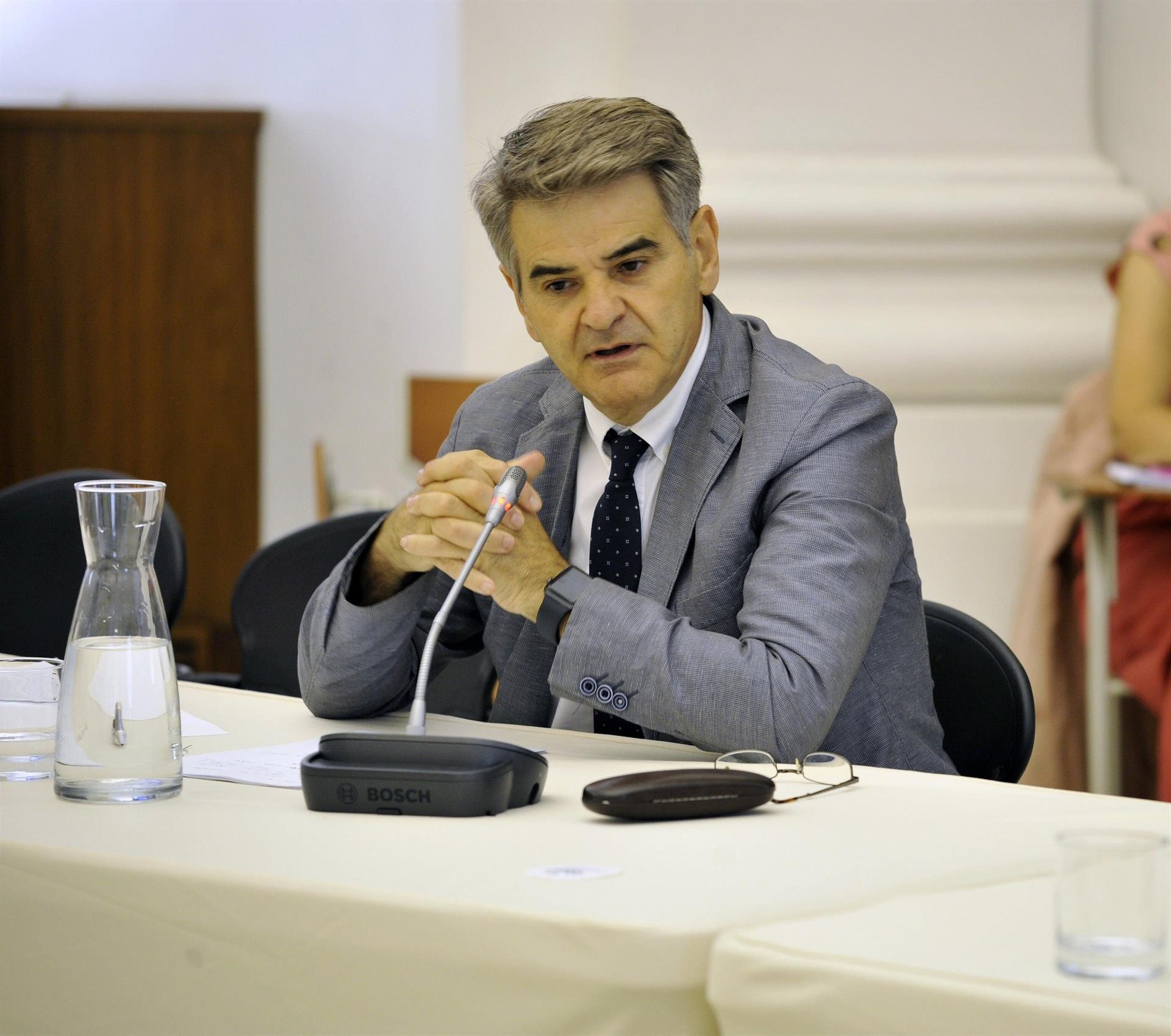 El SES prevé "problemas grandes" para cubrir vacantes de médicos durante tres años y una mejora progresiva desde 2025 El SES prevé "problemas grandes" para cubrir vacantes de médicos durante tres años y una mejora progresiva desde 2025