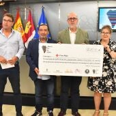  El gremio de peluquería e imagen personal entrega los 18.125 euros recaudados a beneficio de La Palma  