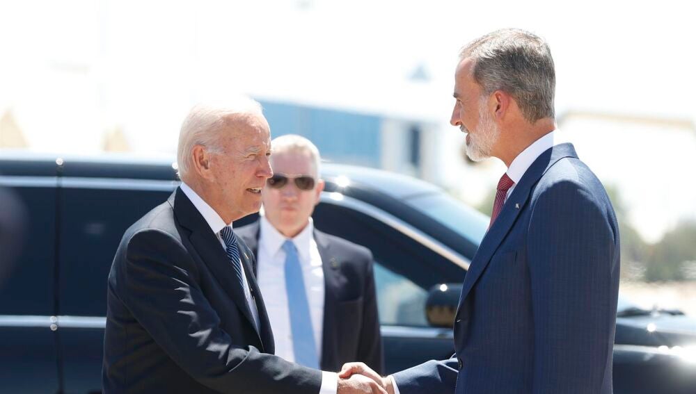 Felipe VI recibe a Joe Biden a su llegada a Madrid para la Cumbre de la OTAN