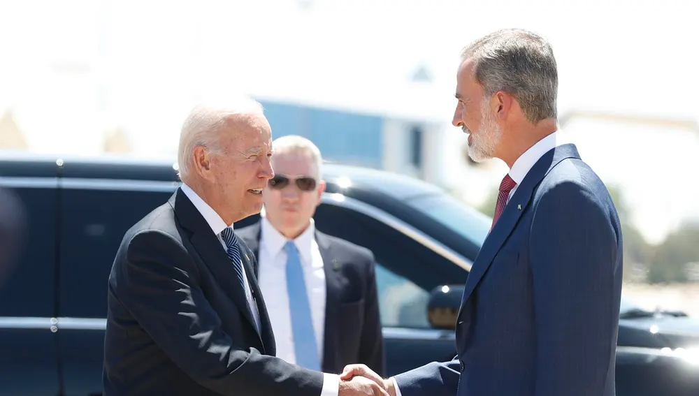 Felipe VI recibe a Joe Biden a su llegada a Madrid para la Cumbre de la OTAN