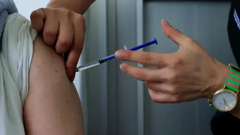 En la imagen de archivo, una persona recibe una vacuna