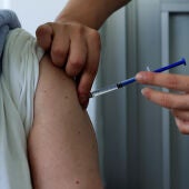 En la imagen de archivo, una persona recibe una vacuna