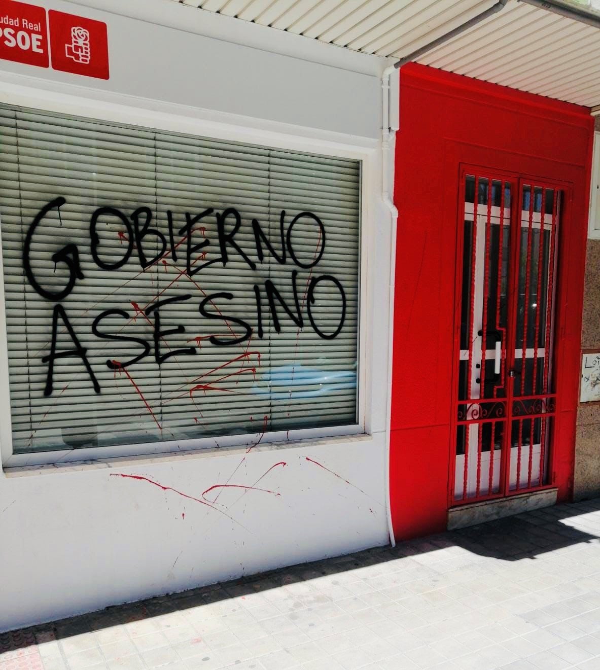 Atacan la sede del PSOE local de Ciudad Real con la pintada "Gobierno asesino" Atacan la sede del PSOE local de Ciudad Real con la pintada "Gobierno asesino"
