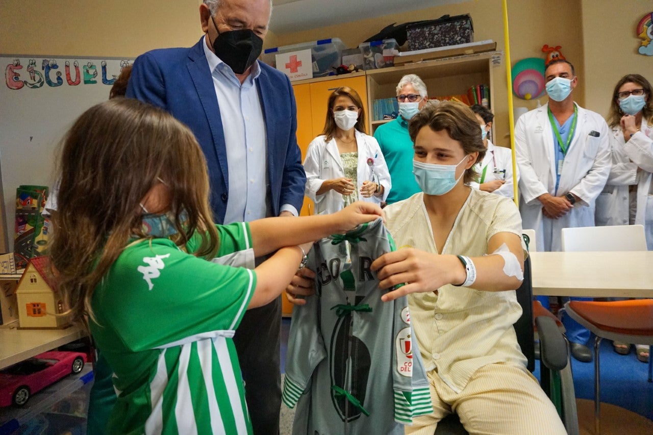 Las camisetas de los jugadores del Betis se convierten en batas para los niños hospitalizados Las camisetas de los jugadores del Betis se convierten en batas para los niños hospitalizados