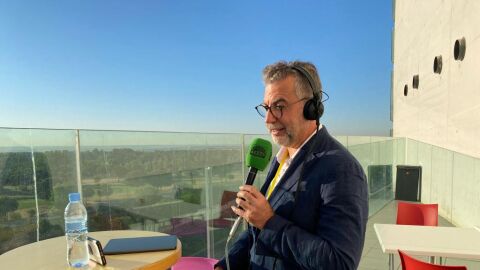 Carlos Alsina, durante el programa especial de 'M&aacute;s de uno' desde la cumbre de la OTAN