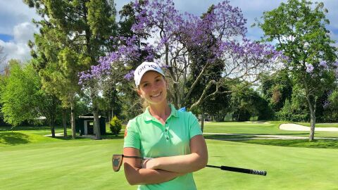 Laura G&oacute;mez en un campo de golf