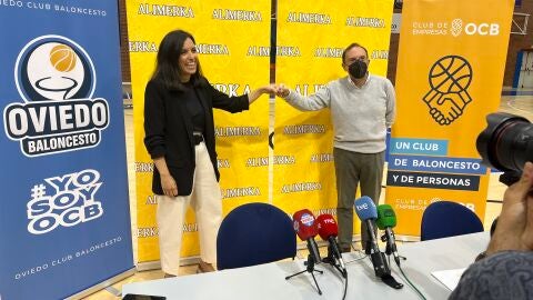 Mar&iacute;a Barrado, directora comercial de Alimerka, y Fernando Villabella, presidente del OCB