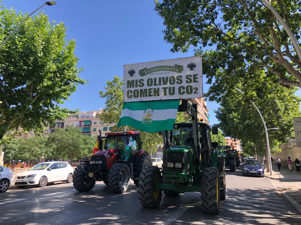El campo granadino reclama ayudas directas ante el alza de precios en una tractorada con más de 300 vehículos El campo granadino reclama ayudas directas ante el alza de precios en una tractorada con más de 300 vehículos