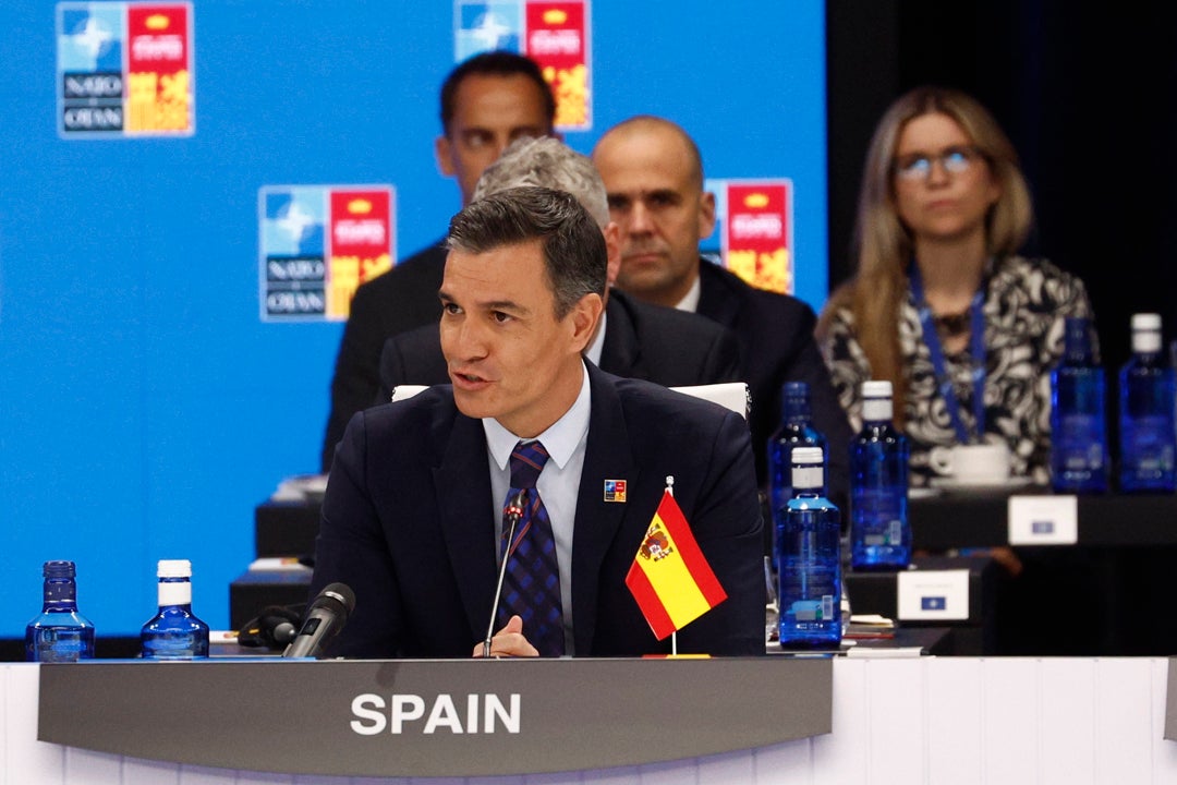 Pedro Sánchez interviene en la Cumbre de la OTAN junto a una bandera de España al revés Pedro Sánchez interviene en la Cumbre de la OTAN junto a una bandera de España al revés