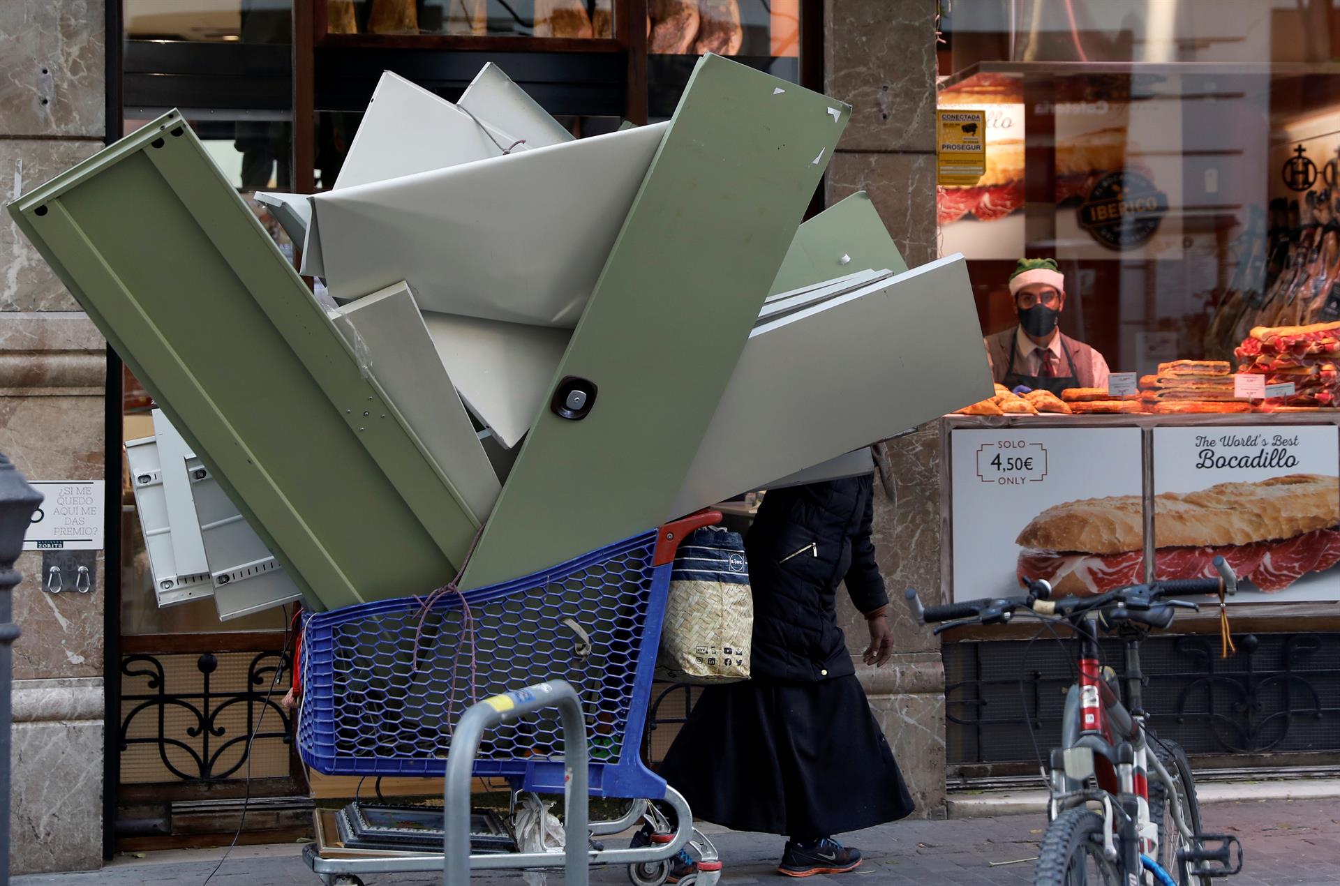 Los alarmantes datos de la pobreza en España: casi un 28% de la población en riesgo Los alarmantes datos de la pobreza en España: casi un 28% de la población en riesgo