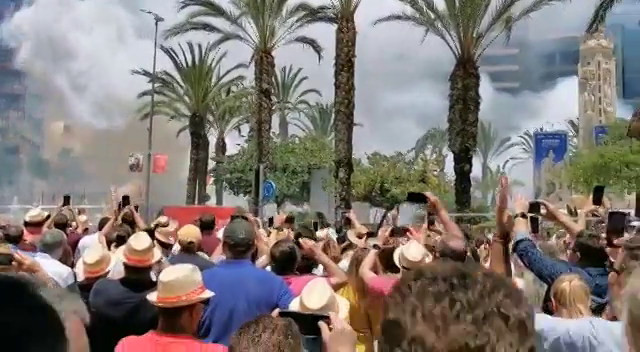 El Pleno de Alicante rechaza la amenaza de prohibir las mascletàs en los Luceros por parte del Consell El Pleno de Alicante rechaza la amenaza de prohibir las mascletàs en los Luceros por parte del Consell