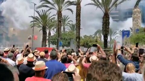 Una mascletà en la plaza de los Luceros en las Hogueras 2022