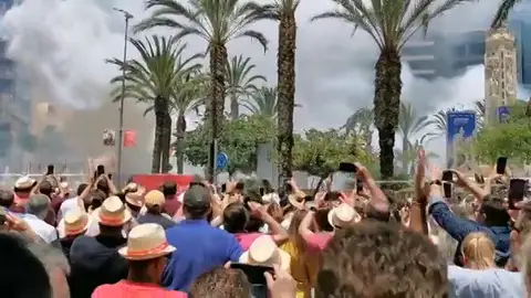 Una mascletà en la plaza de los Luceros en las Hogueras 2022 Una mascletà en la plaza de los Luceros en las Hogueras 2022