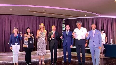 El capit&aacute;n, Miele Vincenzo y nuestro director general, Fernando Pacheco dan las gracias las autoridades presentes