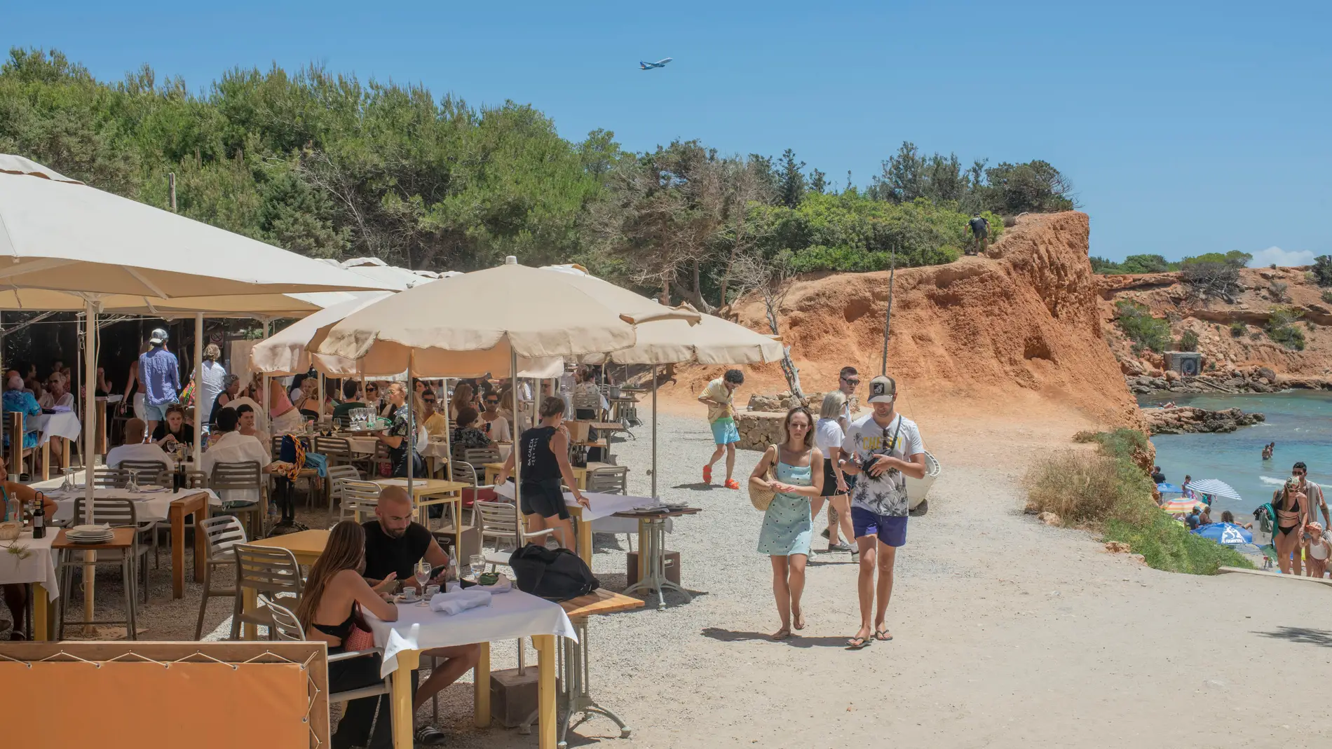 Ruta por los 'Soletes' de verano en Ibiza: estos son los mejores chiringuitos, terrazas y heladerías de la isla