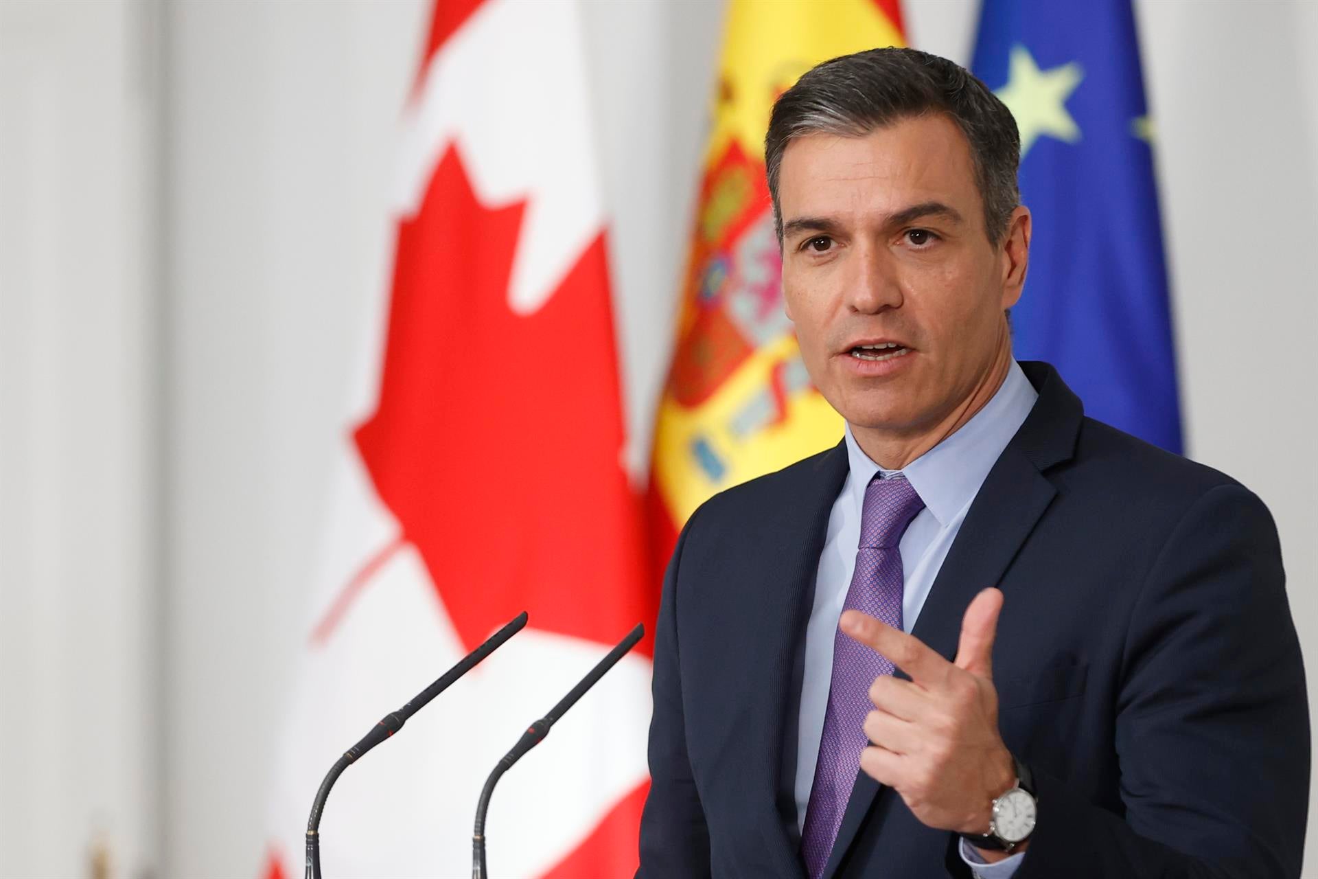 Pedro Sánchez recomienda a los empresarios que "suban los salarios y contengan los beneficios" Pedro Sánchez recomienda a los empresarios que "suban los salarios y contengan los beneficios"